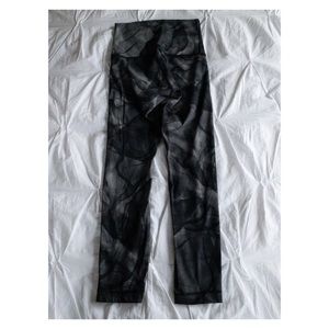 lululemon athletica Pants - Wunder Under Lululemon size 4 Smoke Print lululemon athletica Pants - Wunder Under Lululemon size 4 Smoke Print